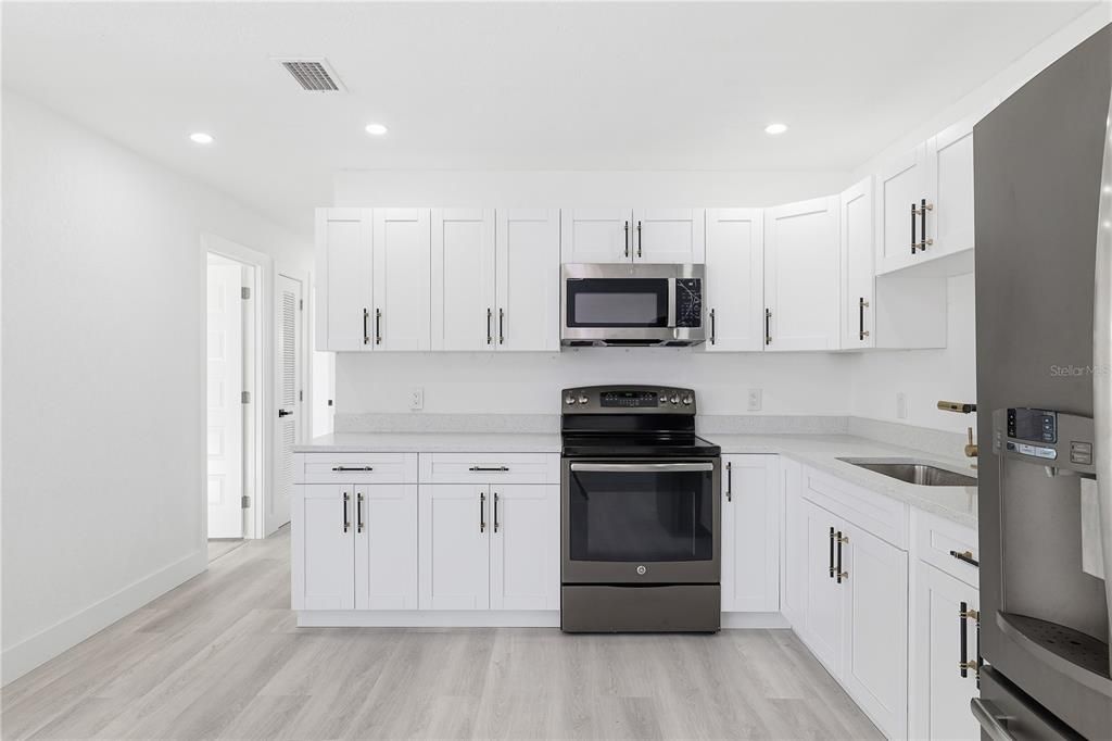 合同活跃: $459,000 (4 贝兹, 2 浴室, 1664 平方英尺)