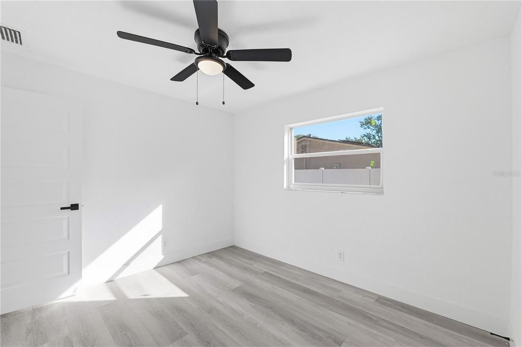 合同活跃: $459,000 (4 贝兹, 2 浴室, 1664 平方英尺)