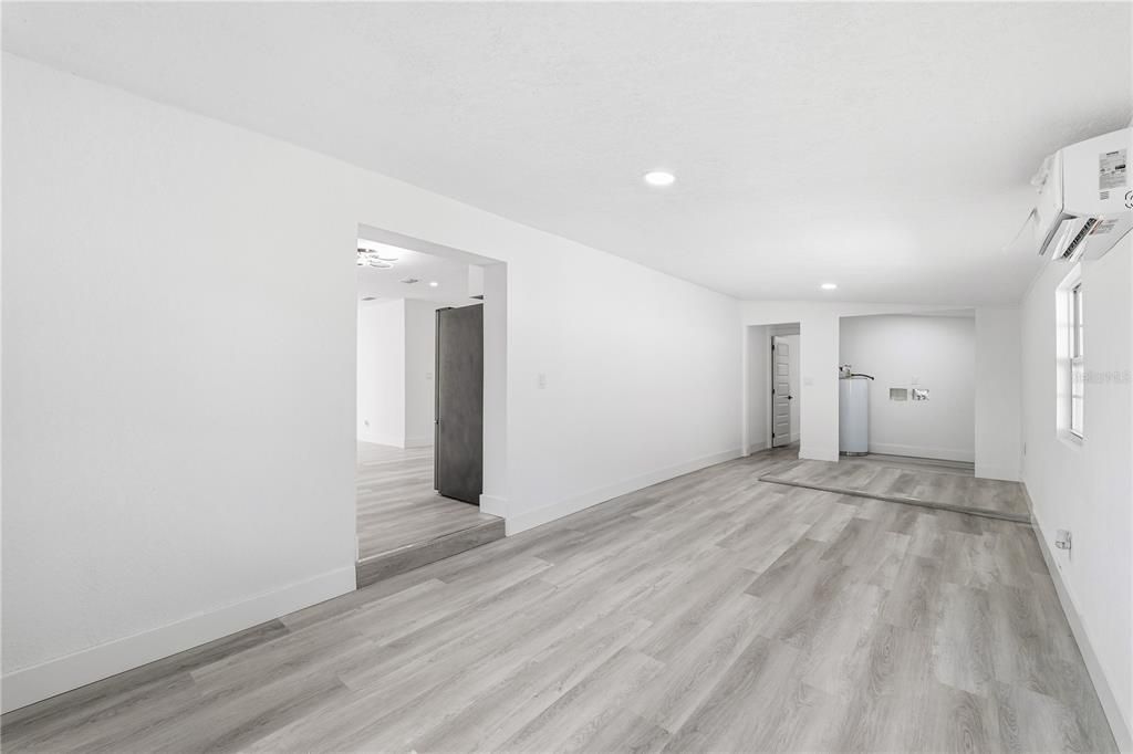 合同活跃: $459,000 (4 贝兹, 2 浴室, 1664 平方英尺)