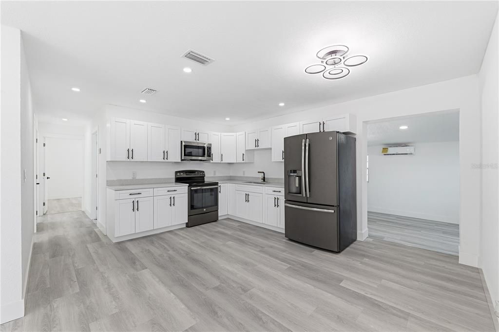 合同活跃: $459,000 (4 贝兹, 2 浴室, 1664 平方英尺)