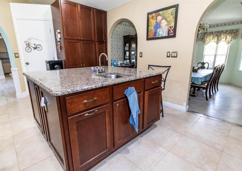 На продажу: $729,900 (4 спален, 2 ванн, 3442 Квадратных фут)