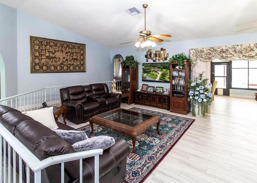 На продажу: $729,900 (4 спален, 2 ванн, 3442 Квадратных фут)