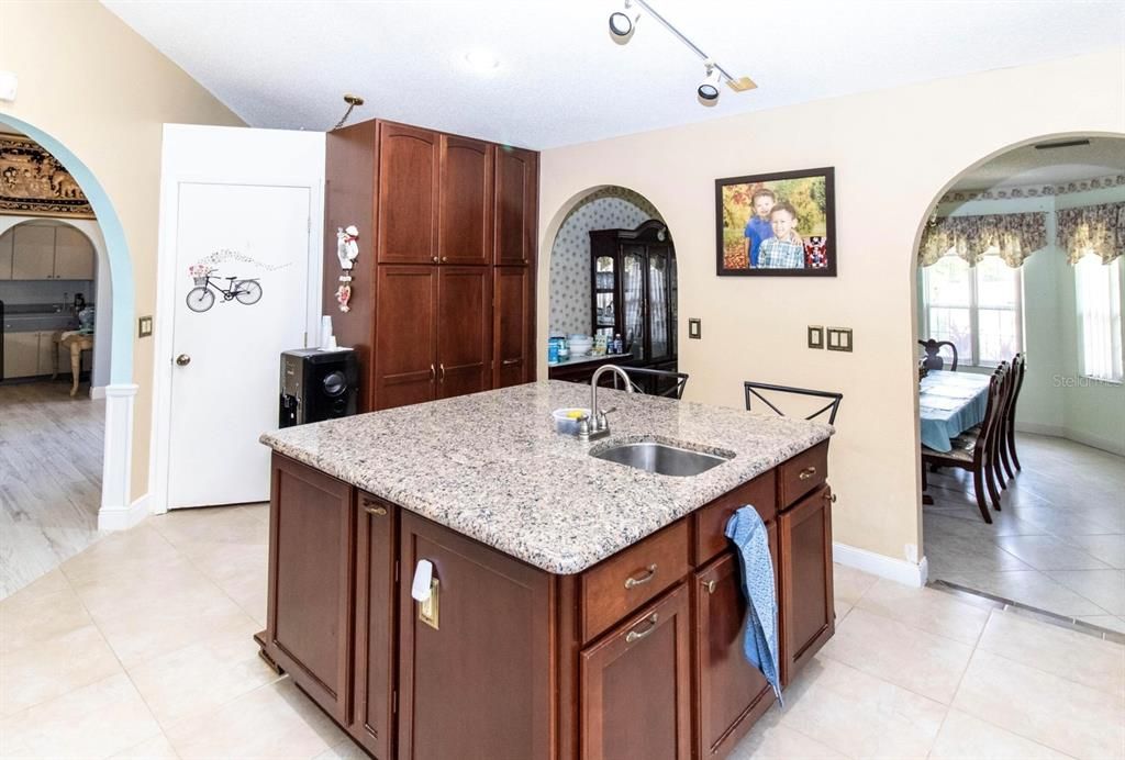 На продажу: $729,900 (4 спален, 2 ванн, 3442 Квадратных фут)