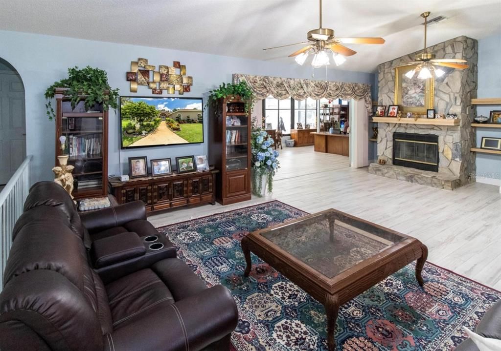 На продажу: $729,900 (4 спален, 2 ванн, 3442 Квадратных фут)