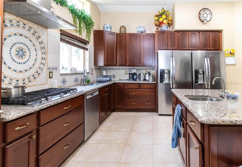 На продажу: $729,900 (4 спален, 2 ванн, 3442 Квадратных фут)