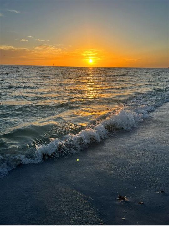 For Sale: $759,000 (3 beds, 2 baths, 1974 Square Feet)