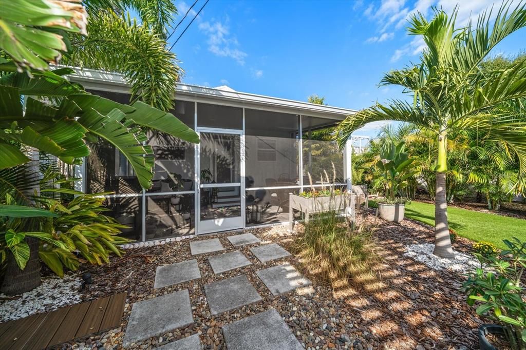 For Sale: $399,000 (2 beds, 1 baths, 700 Square Feet)