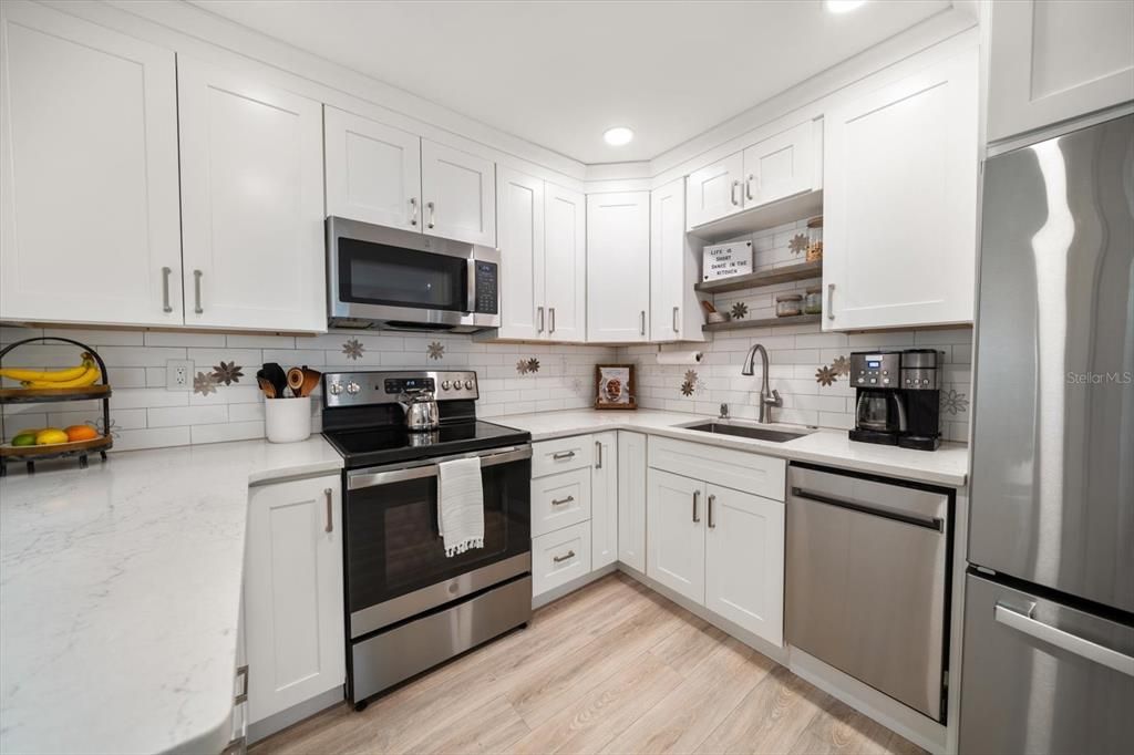 For Sale: $399,000 (2 beds, 1 baths, 700 Square Feet)