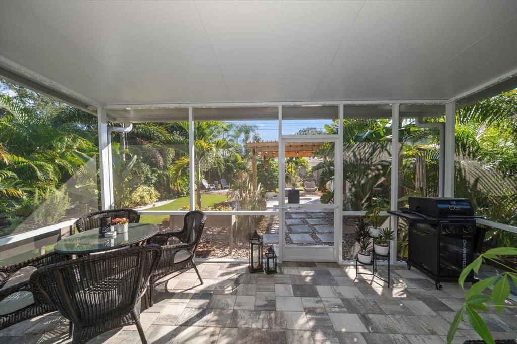 For Sale: $399,000 (2 beds, 1 baths, 700 Square Feet)