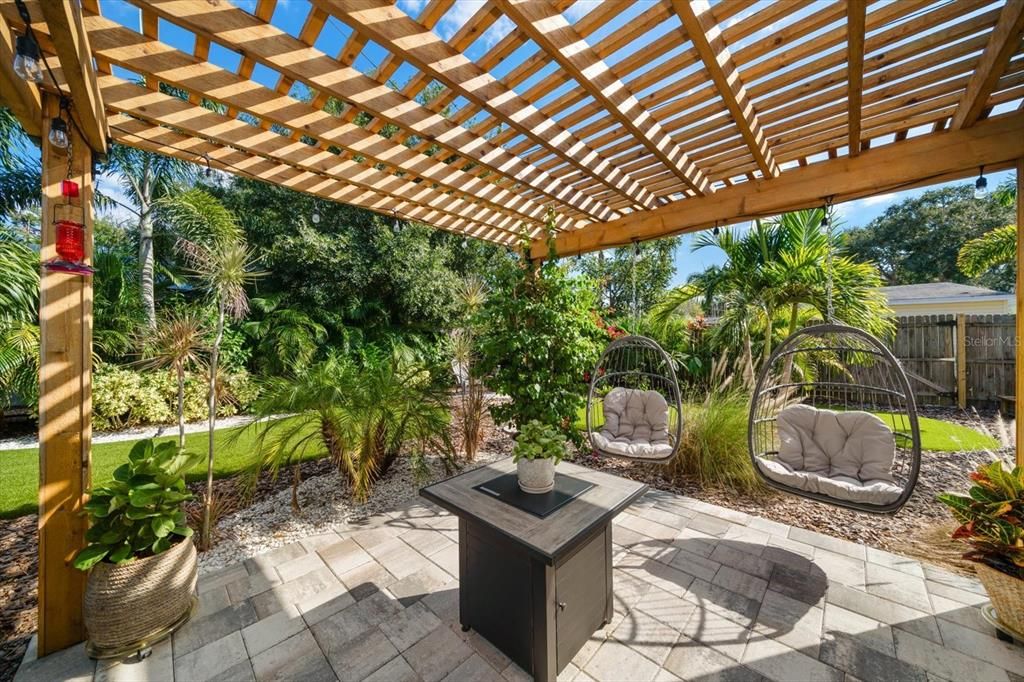 For Sale: $399,000 (2 beds, 1 baths, 700 Square Feet)