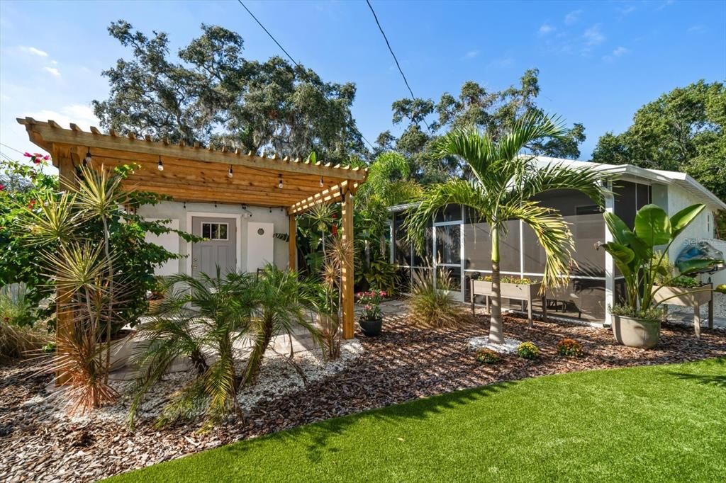 For Sale: $399,000 (2 beds, 1 baths, 700 Square Feet)