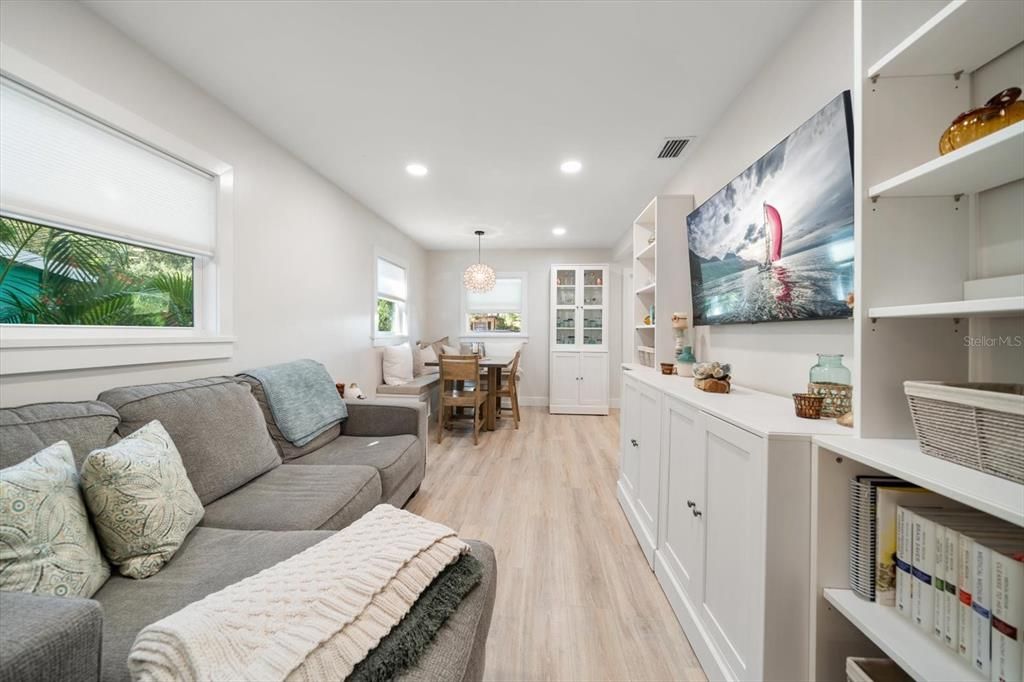 For Sale: $399,000 (2 beds, 1 baths, 700 Square Feet)