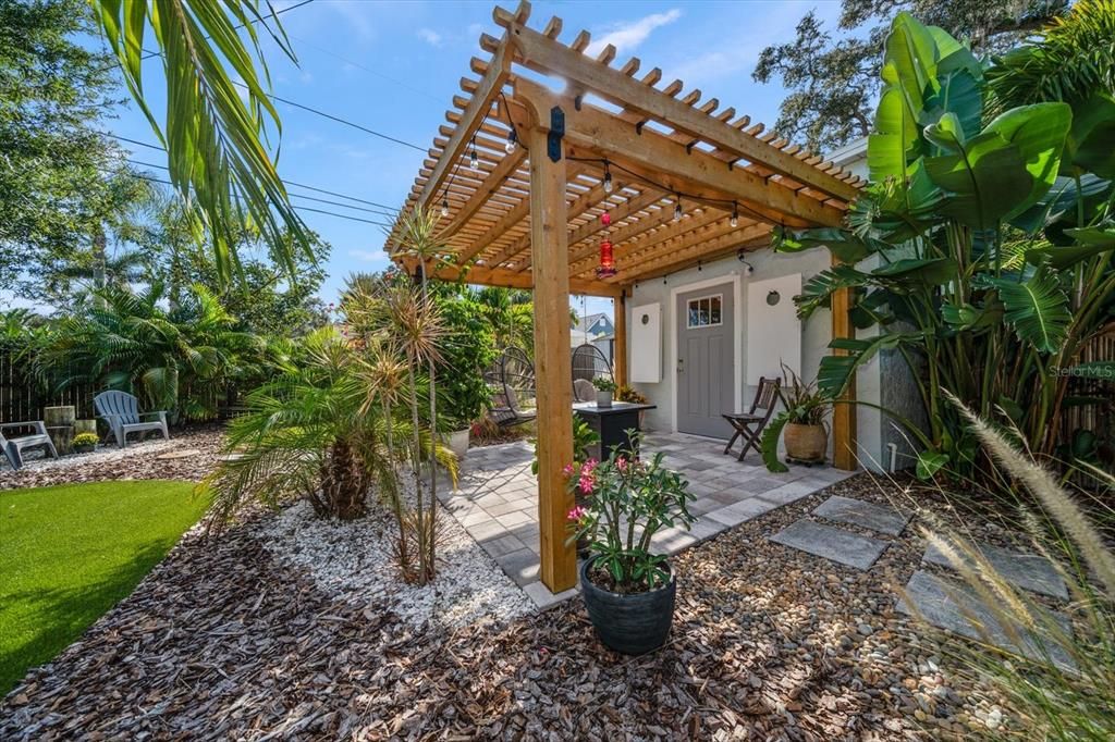 For Sale: $399,000 (2 beds, 1 baths, 700 Square Feet)