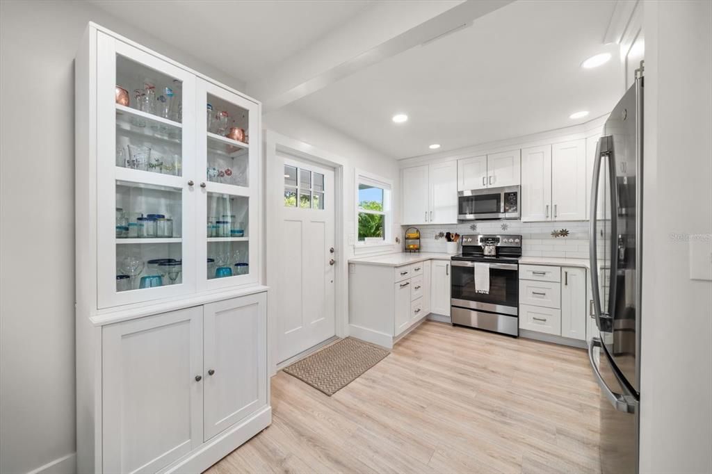 For Sale: $399,000 (2 beds, 1 baths, 700 Square Feet)