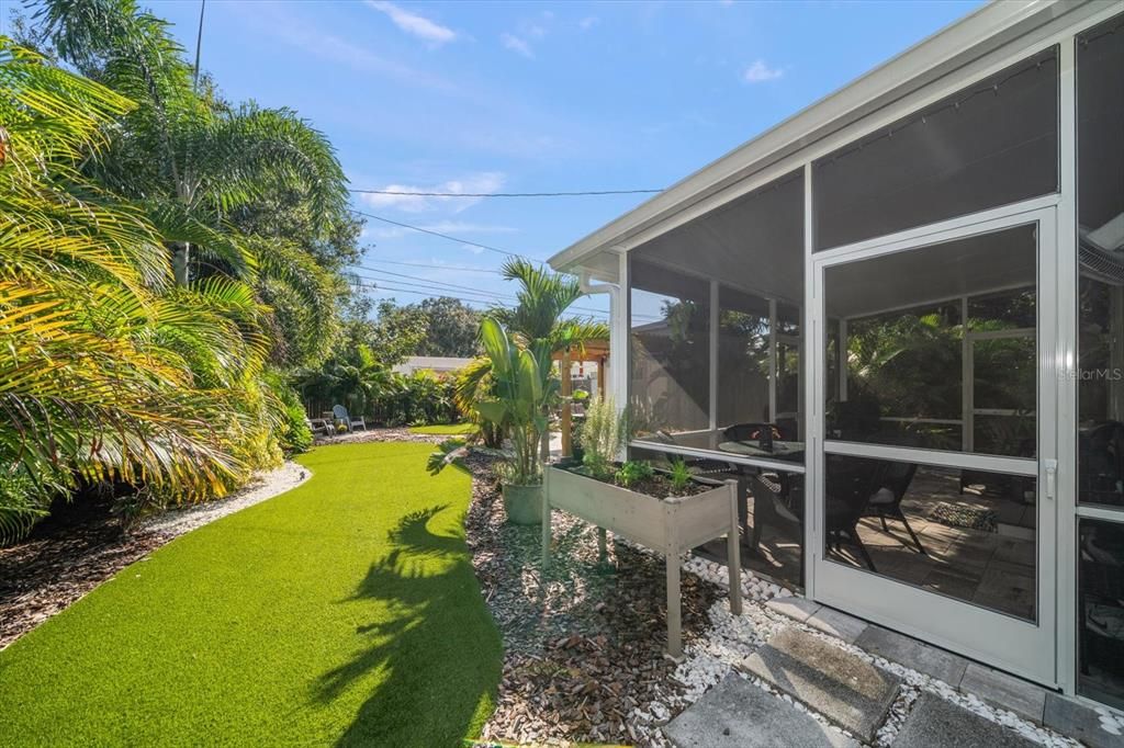 For Sale: $399,000 (2 beds, 1 baths, 700 Square Feet)