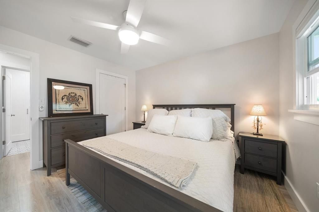 For Sale: $399,000 (2 beds, 1 baths, 700 Square Feet)