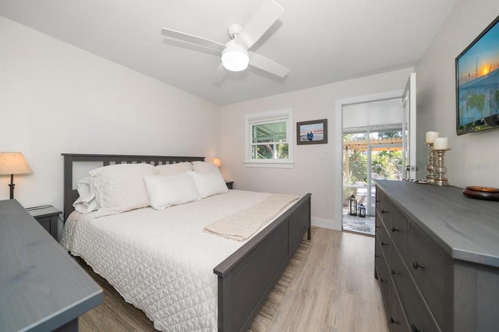 For Sale: $399,000 (2 beds, 1 baths, 700 Square Feet)