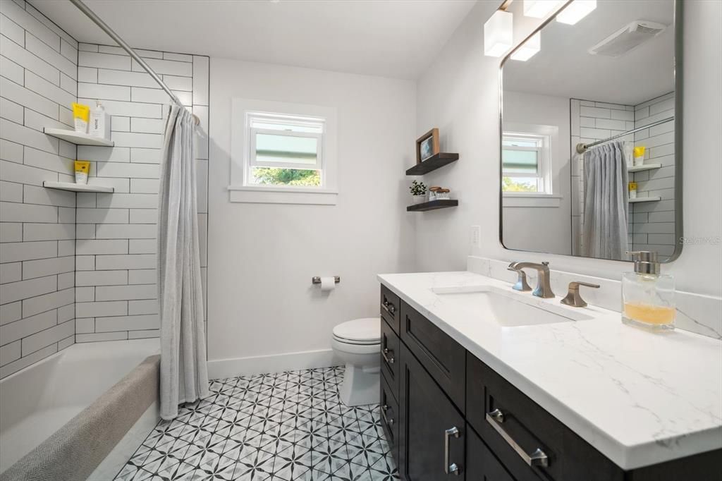 For Sale: $399,000 (2 beds, 1 baths, 700 Square Feet)