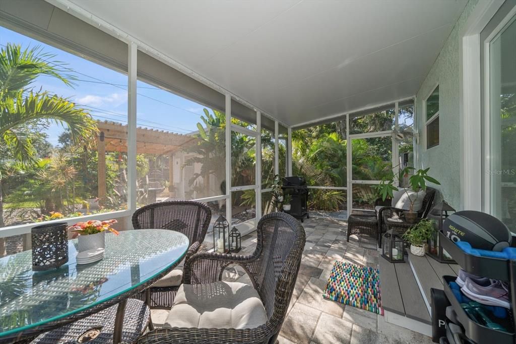 For Sale: $399,000 (2 beds, 1 baths, 700 Square Feet)