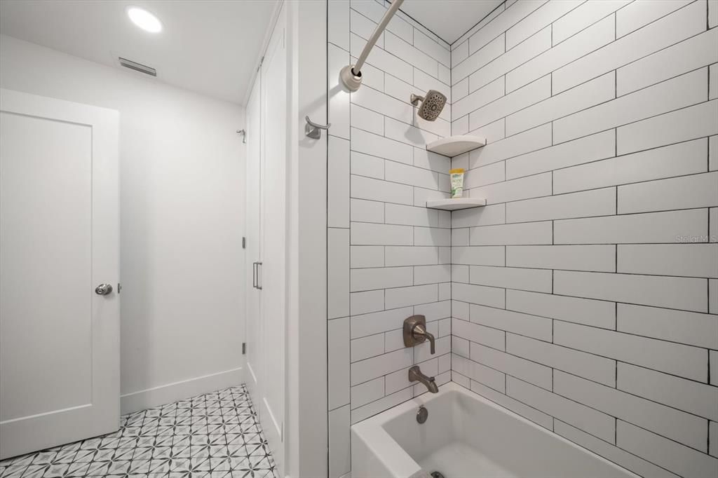 For Sale: $399,000 (2 beds, 1 baths, 700 Square Feet)