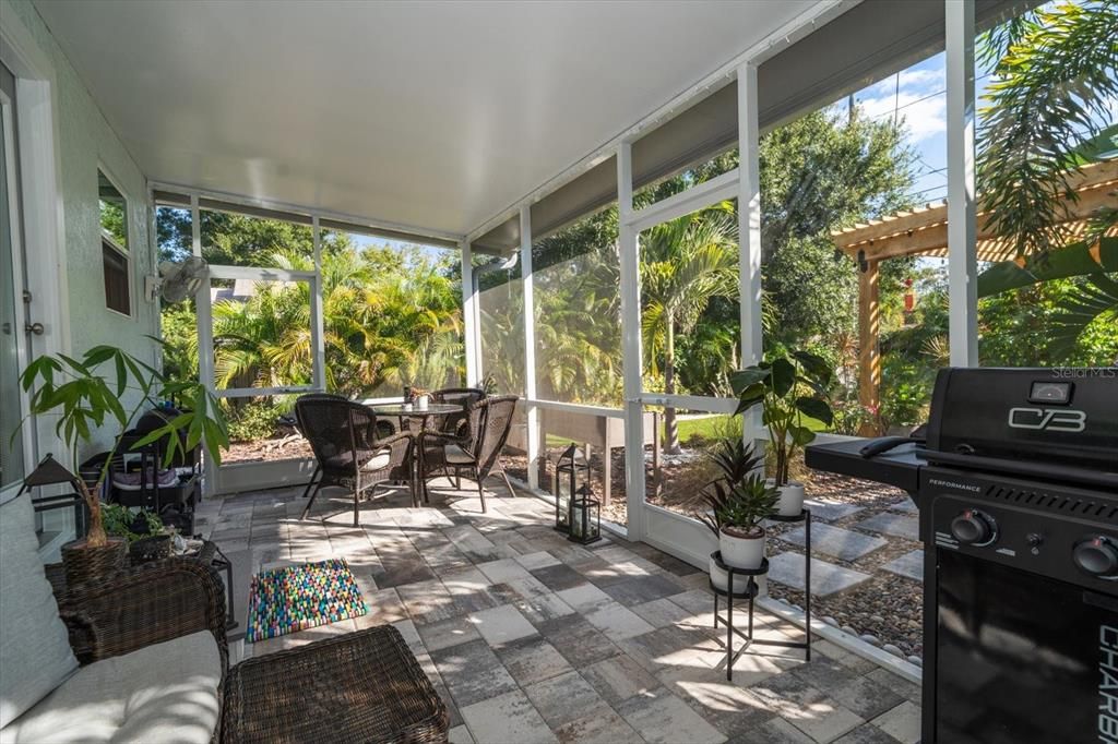 For Sale: $399,000 (2 beds, 1 baths, 700 Square Feet)