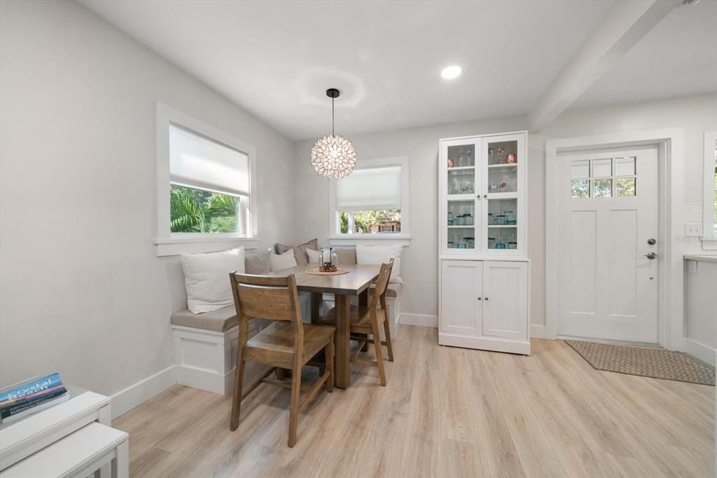 For Sale: $399,000 (2 beds, 1 baths, 700 Square Feet)