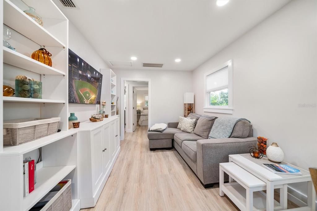 For Sale: $399,000 (2 beds, 1 baths, 700 Square Feet)