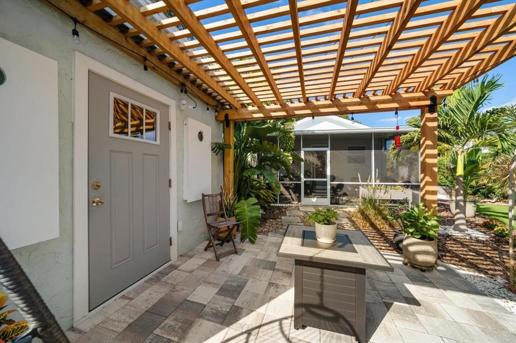 For Sale: $399,000 (2 beds, 1 baths, 700 Square Feet)