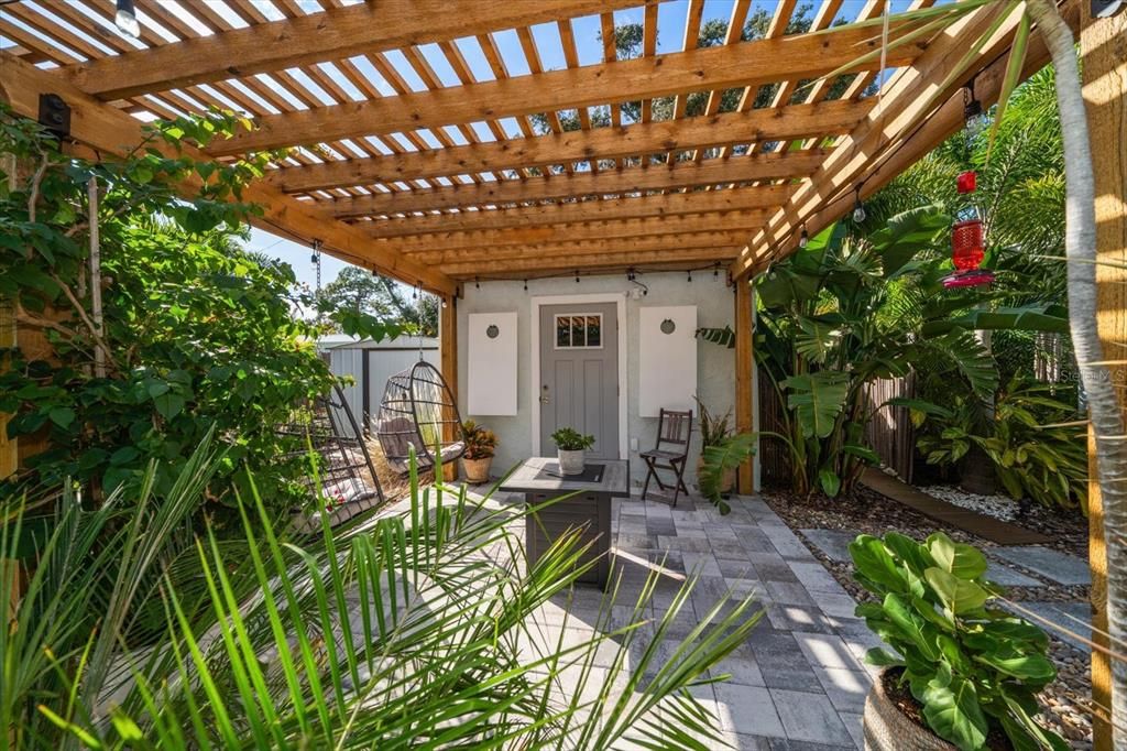 For Sale: $399,000 (2 beds, 1 baths, 700 Square Feet)