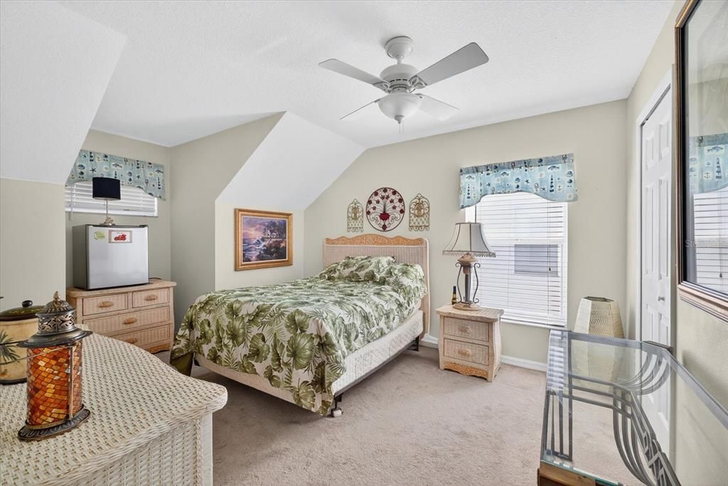 待售: $375,000 (4 贝兹, 2 浴室, 1476 平方英尺)