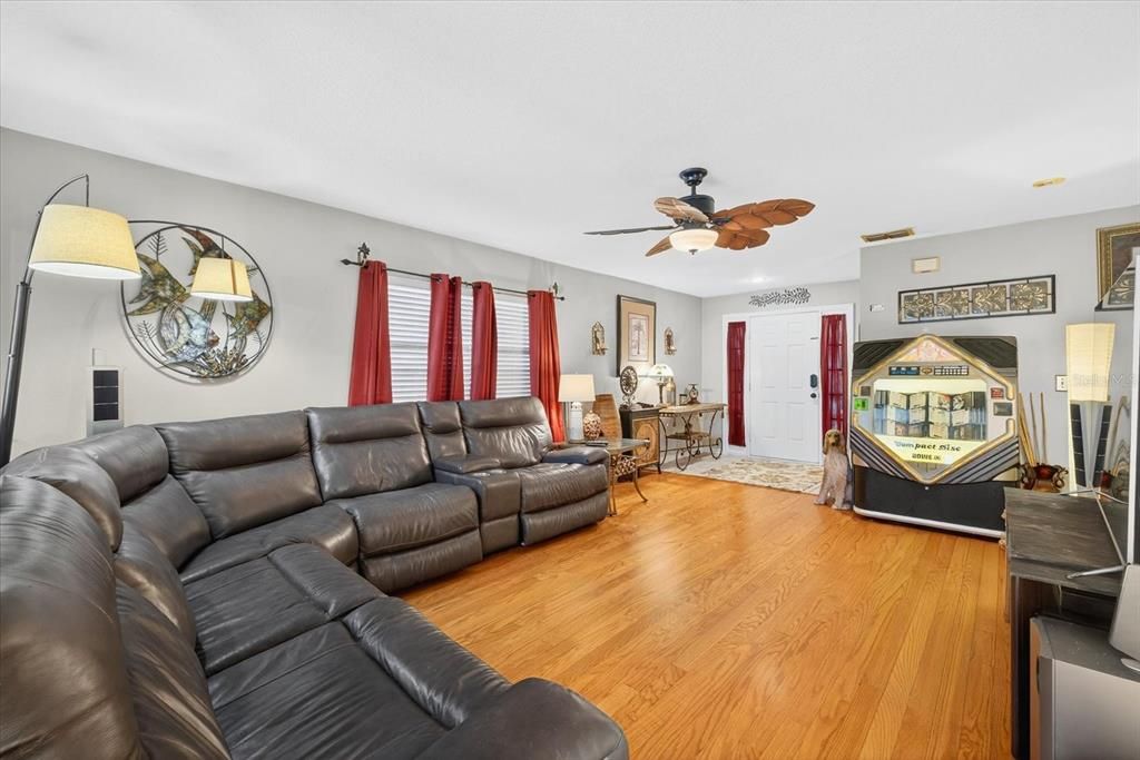 待售: $375,000 (4 贝兹, 2 浴室, 1476 平方英尺)