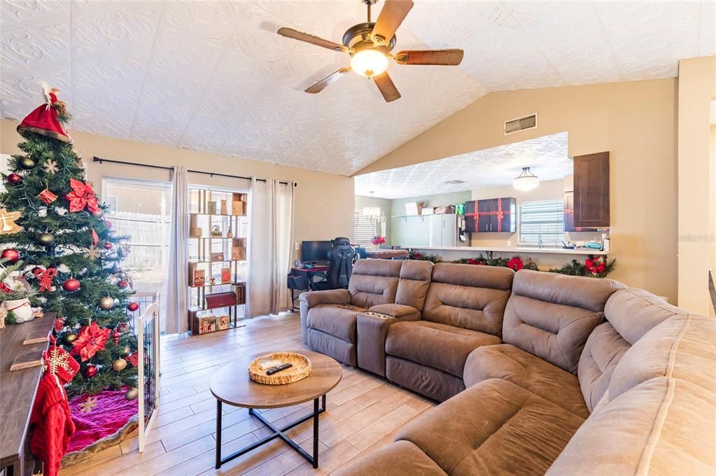 For Sale: $260,000 (2 beds, 2 baths, 1208 Square Feet)