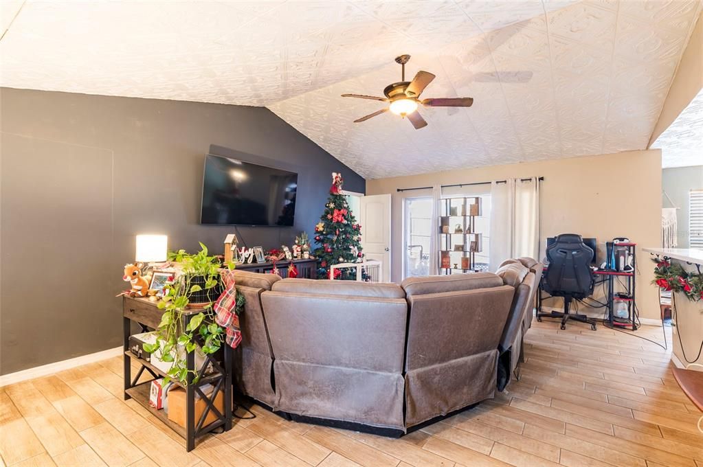 For Sale: $260,000 (2 beds, 2 baths, 1208 Square Feet)