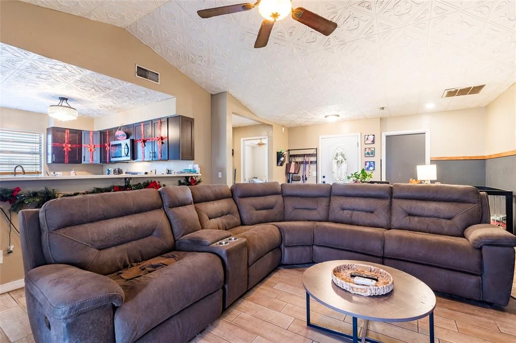 For Sale: $260,000 (2 beds, 2 baths, 1208 Square Feet)