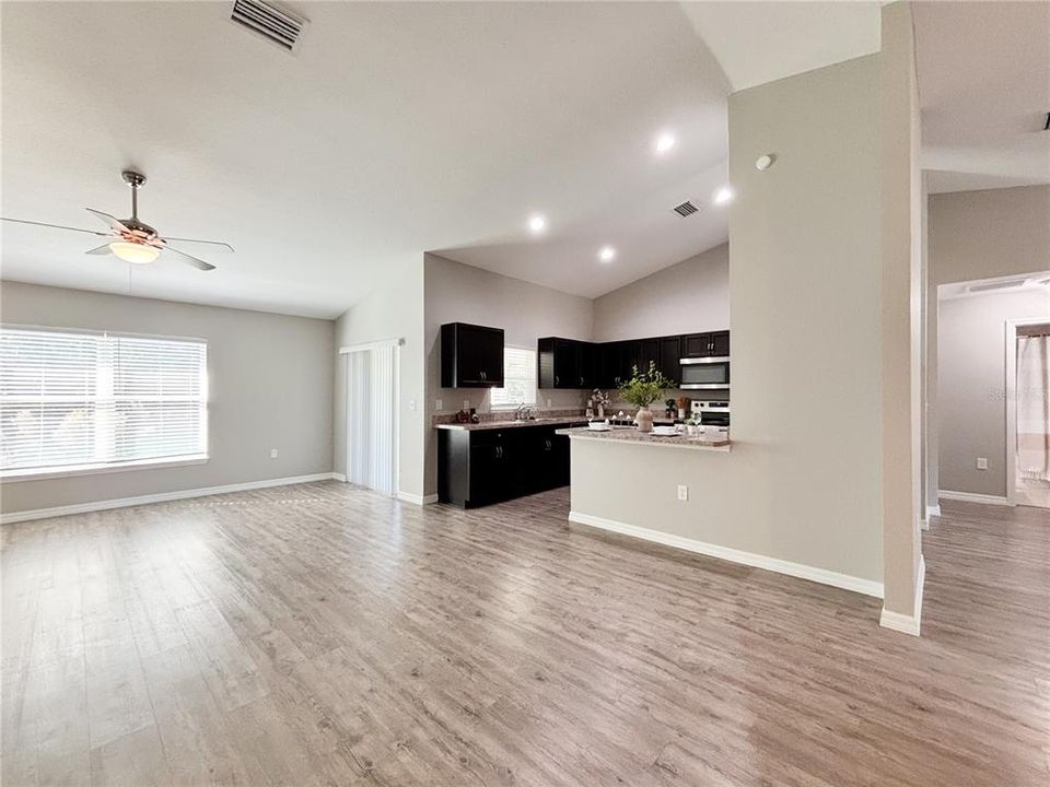 En Venta: $285,000 (3 camas, 2 baños, 1801 Pies cuadrados)