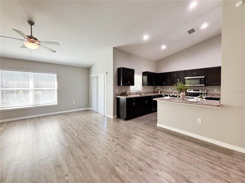 En Venta: $285,000 (3 camas, 2 baños, 1801 Pies cuadrados)