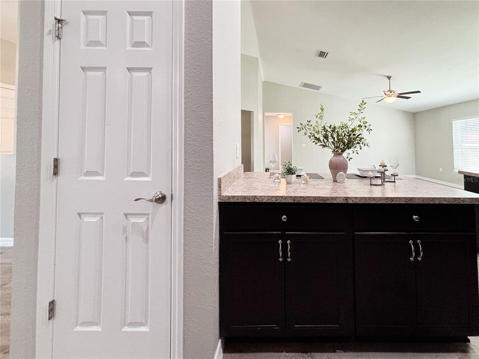 En Venta: $285,000 (3 camas, 2 baños, 1801 Pies cuadrados)