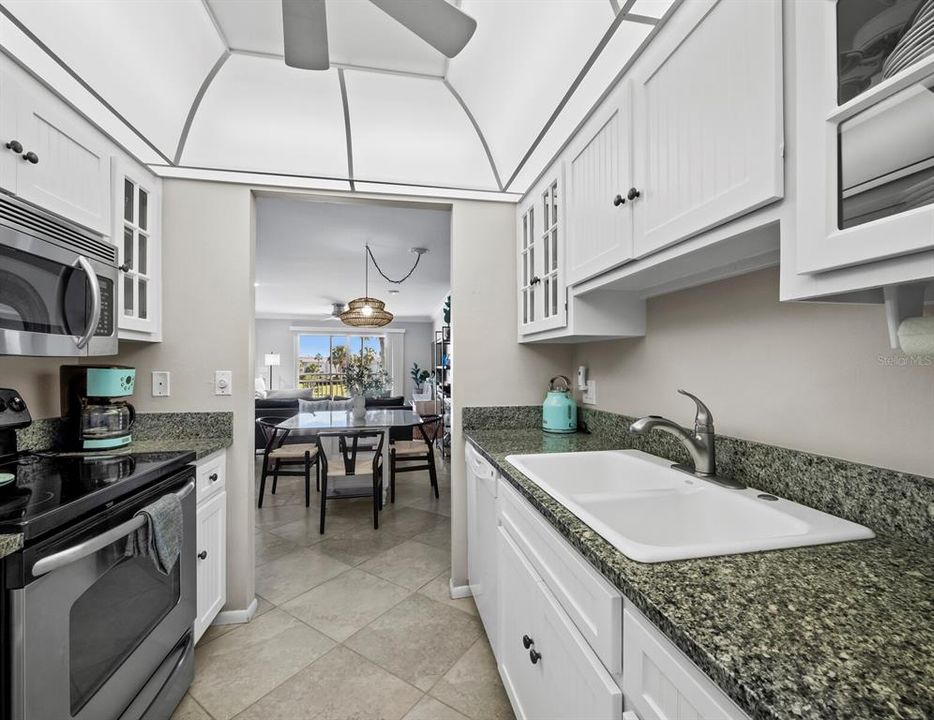 For Sale: $775,000 (2 beds, 2 baths, 1170 Square Feet)