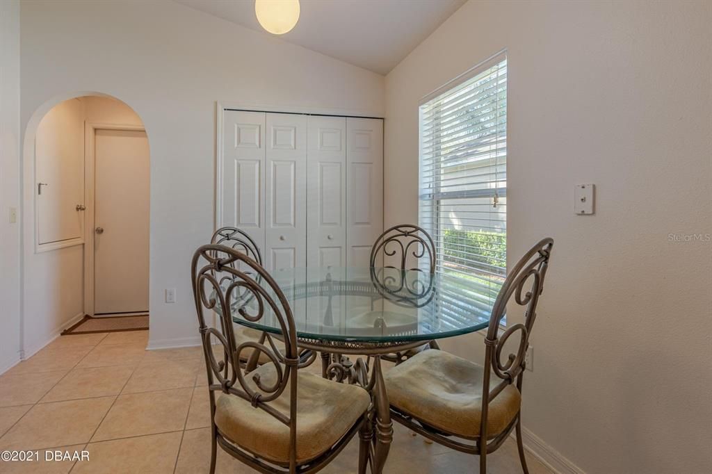 На продажу: $329,900 (3 спален, 2 ванн, 1626 Квадратных фут)