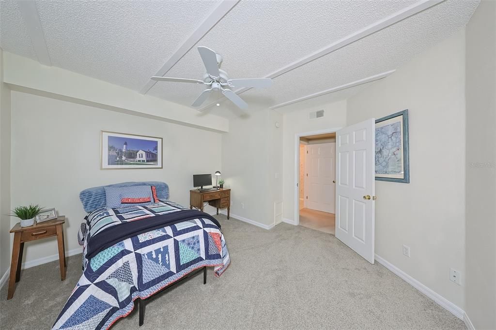 На продажу: $330,000 (2 спален, 2 ванн, 1450 Квадратных фут)