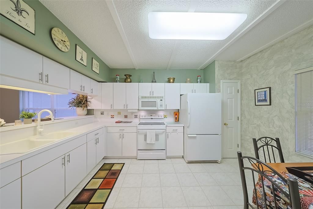 На продажу: $330,000 (2 спален, 2 ванн, 1450 Квадратных фут)