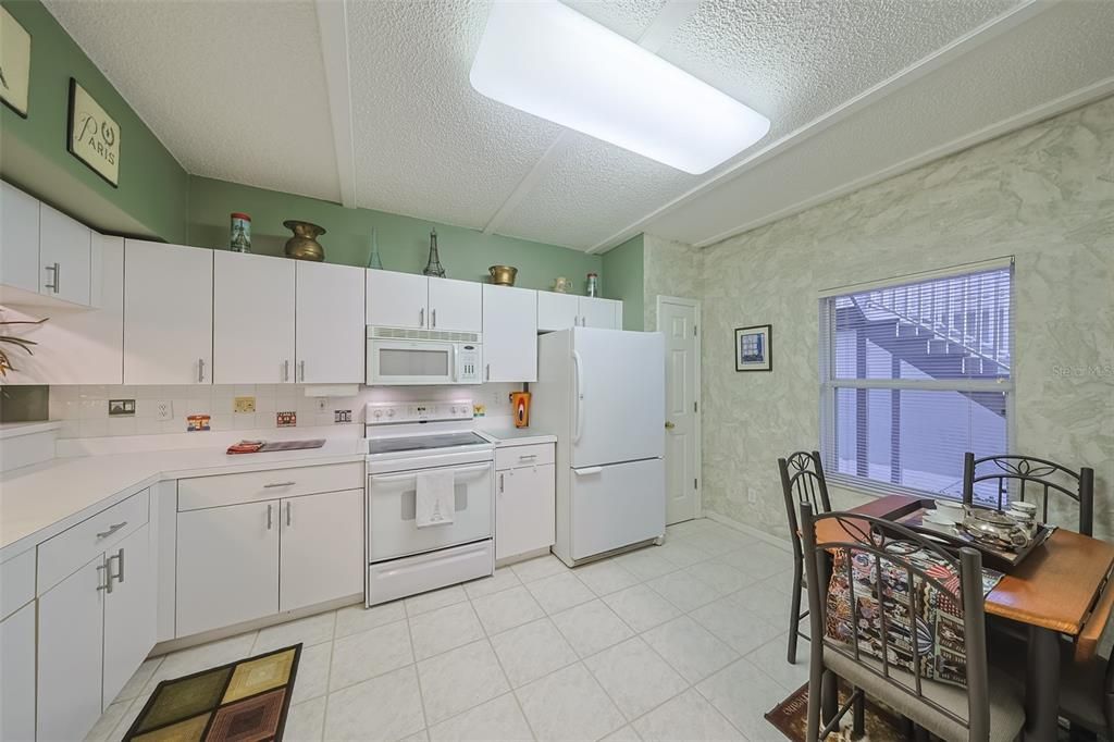 На продажу: $330,000 (2 спален, 2 ванн, 1450 Квадратных фут)