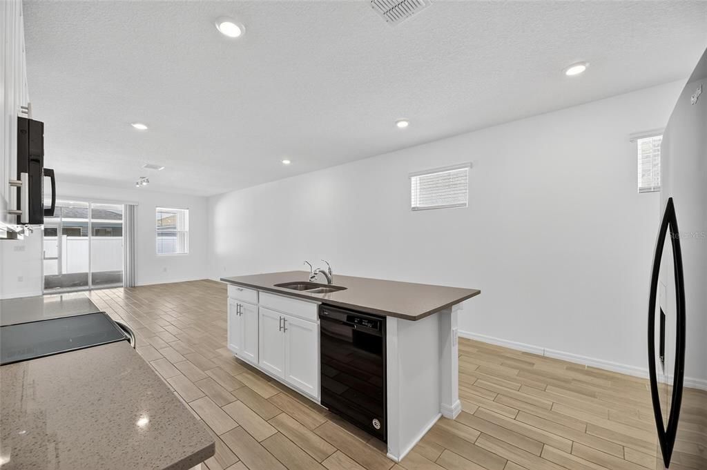 For Sale: $365,000 (4 beds, 2 baths, 1612 Square Feet)