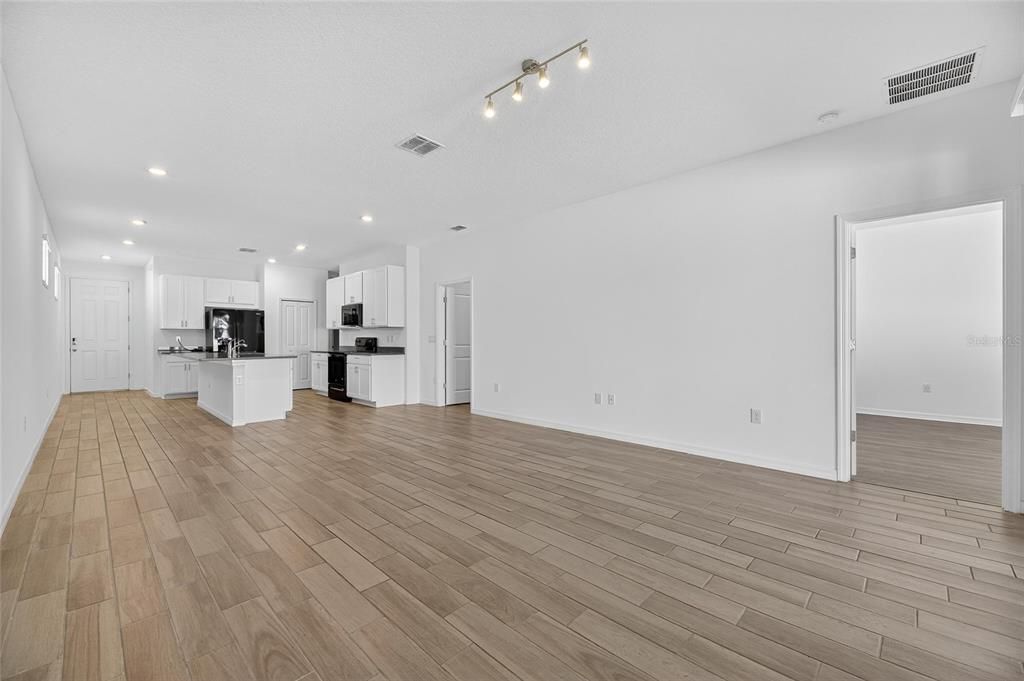 For Sale: $365,000 (4 beds, 2 baths, 1612 Square Feet)