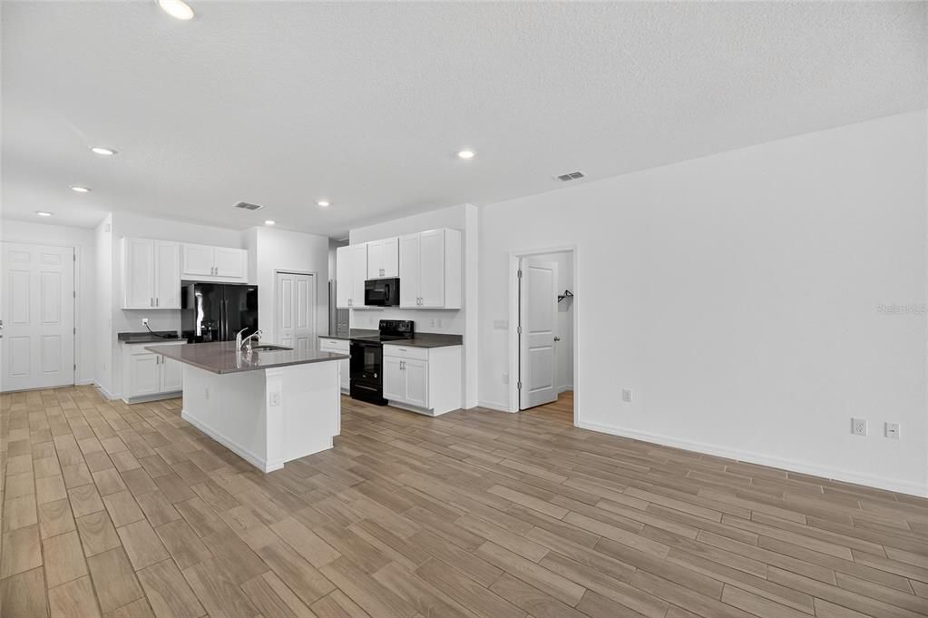 For Sale: $365,000 (4 beds, 2 baths, 1612 Square Feet)