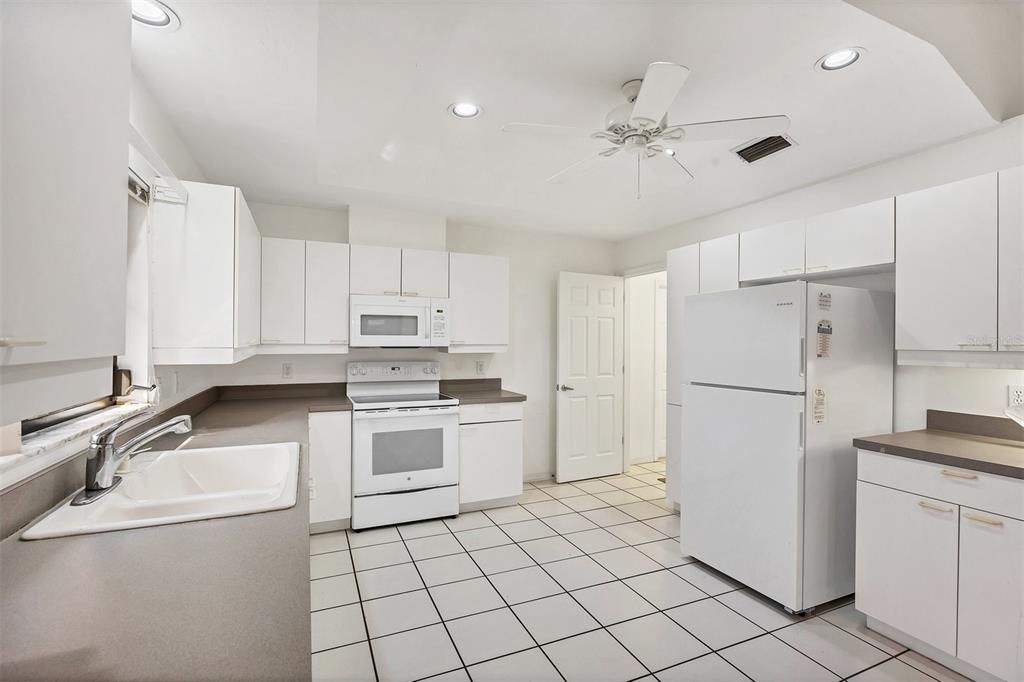 На продажу: $290,000 (2 спален, 2 ванн, 1974 Квадратных фут)