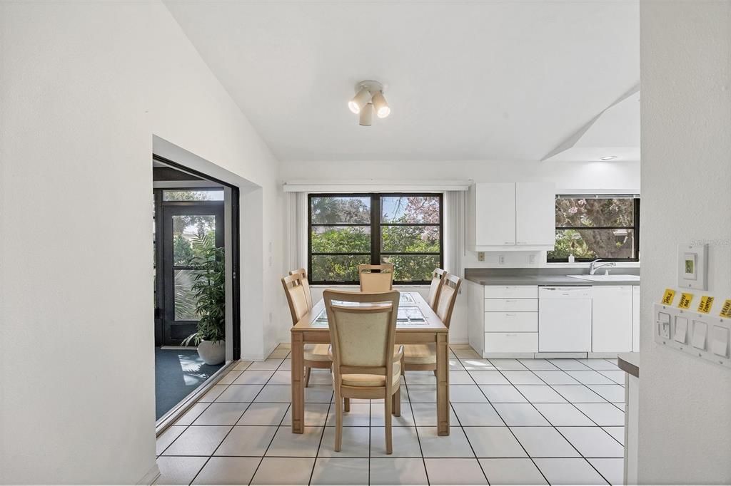 На продажу: $290,000 (2 спален, 2 ванн, 1974 Квадратных фут)