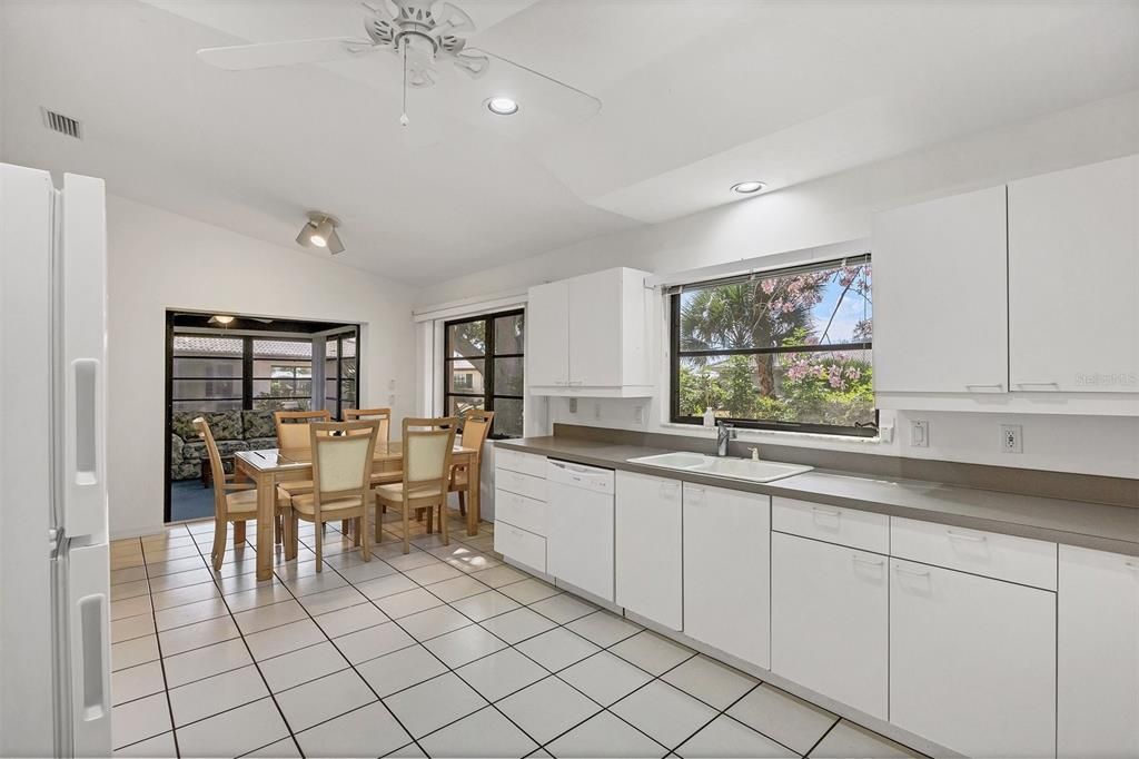 На продажу: $290,000 (2 спален, 2 ванн, 1974 Квадратных фут)