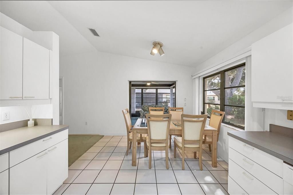 На продажу: $290,000 (2 спален, 2 ванн, 1974 Квадратных фут)