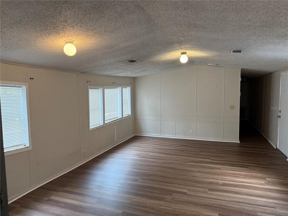 For Sale: $169,900 (3 beds, 2 baths, 1216 Square Feet)